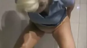 Gadis Terdesak Untuk Kencing Ditangkap Secara budak kena jolok Rahsia Dan Kencing Di Luar